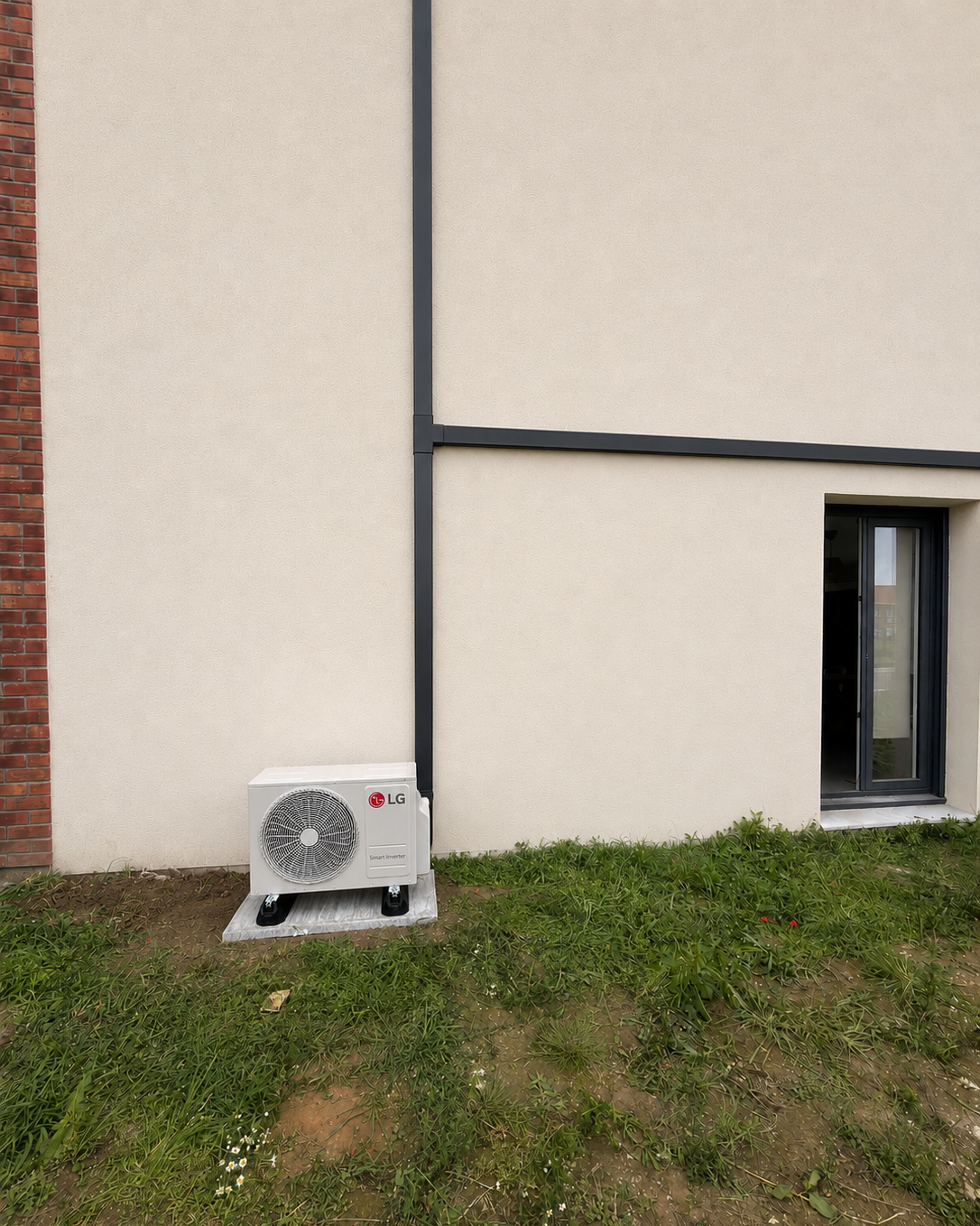 Groupe extérieur de climatisation LG Smart Inverter installé sur pelouse, sans cache clim