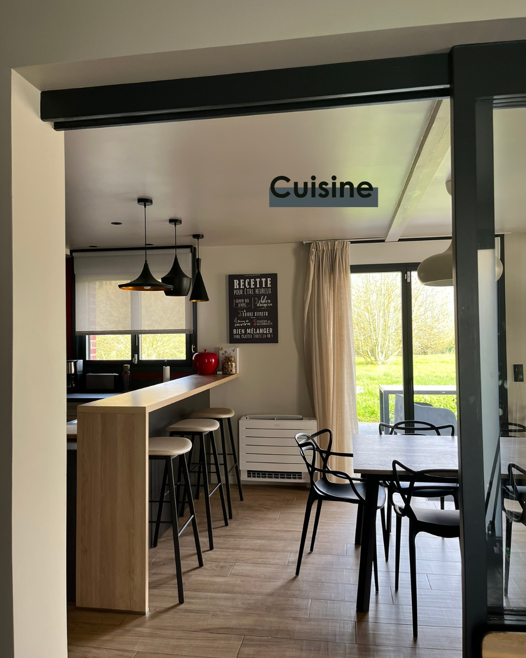 Console de climatisation blanche installée dans une cuisine ouverte sur salle à manger