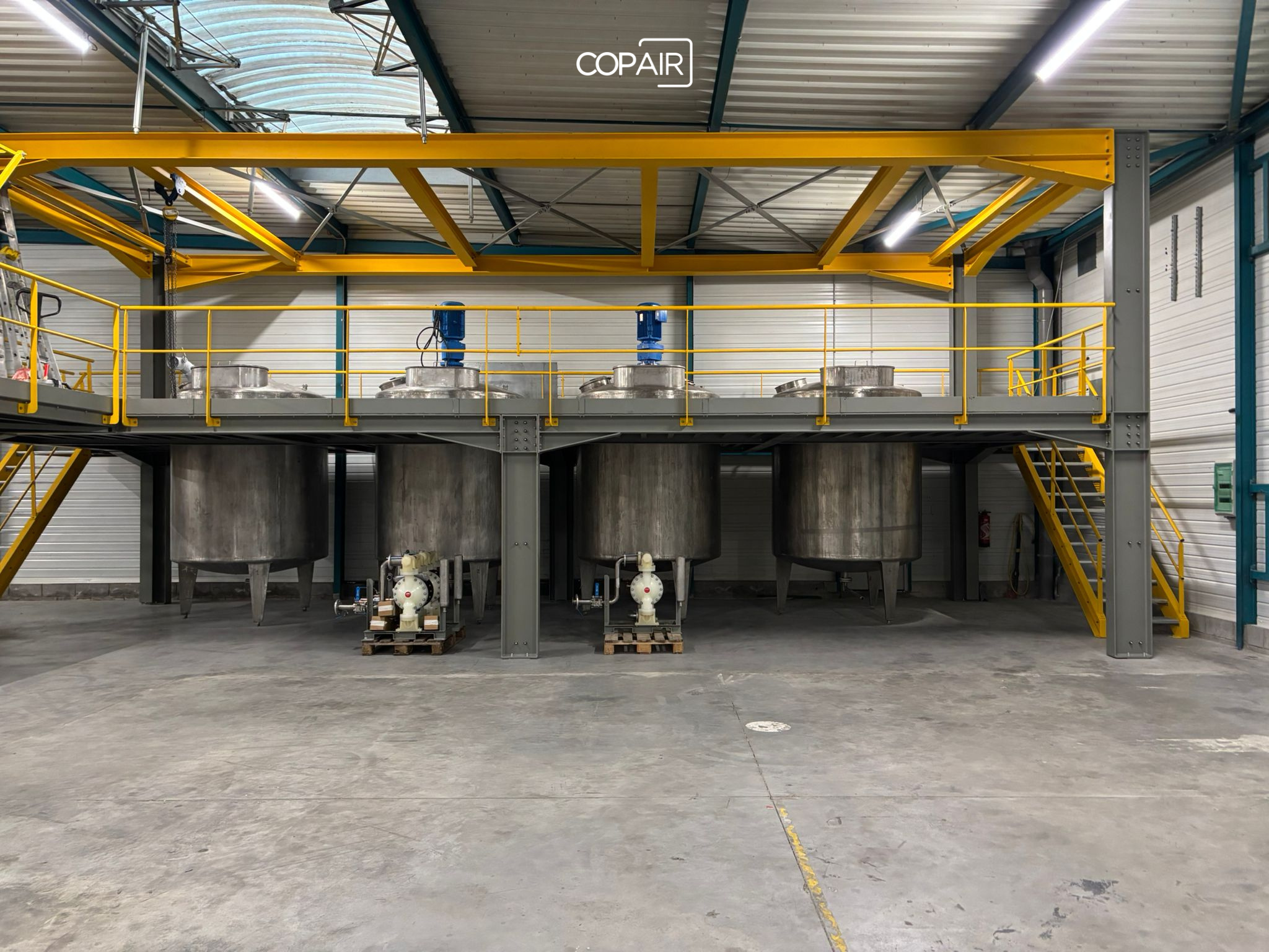 Vue d'ensemble des cuves de mélange de solvants captées par le réseau d'extraction, usine du Cambrésis, COPAIR 