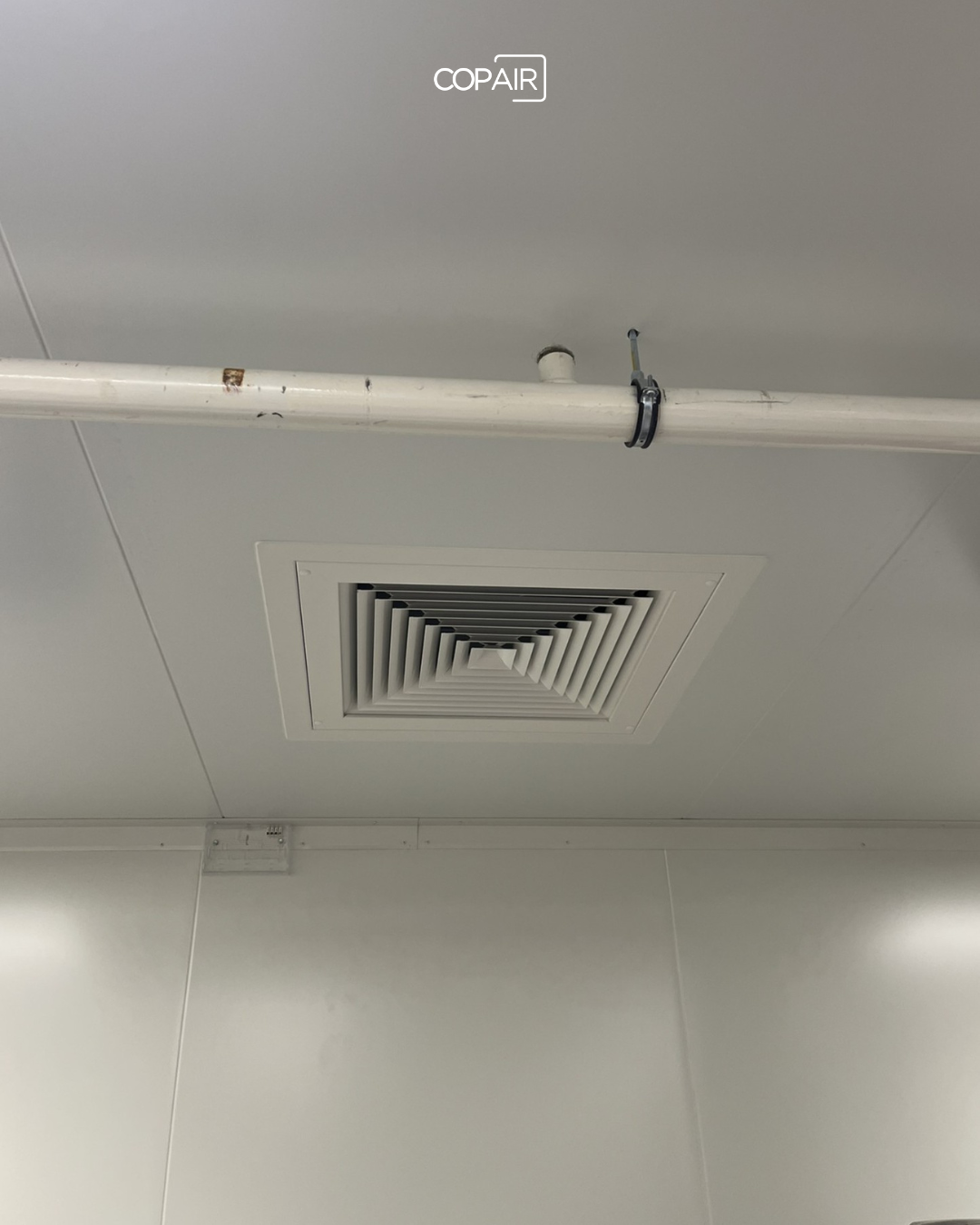 Diffuseur d'air plafonnier à quatre voies du réseau de diffusion d'une salle de métrologie, COPAIR