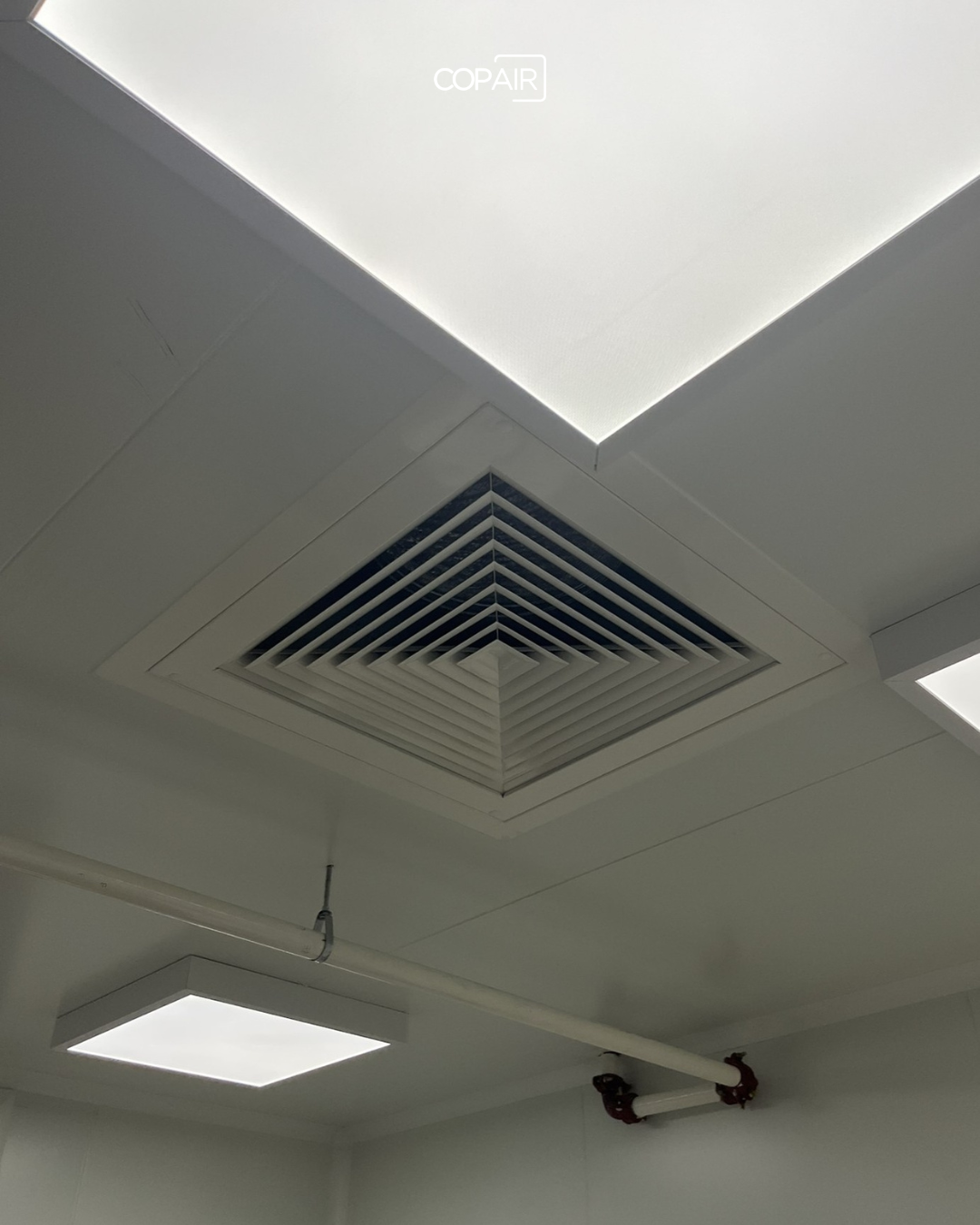 Diffuseur de plafond et plafond technique lumineux dans une salle de métrologie industrielle, COPAIR
